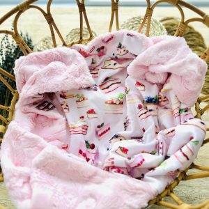 Couverture - Gâteau aquarelle dos fourrure rose bébé