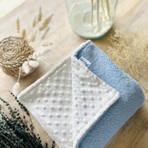 Couverture douce,chaude pour l'hiver en sherpa de teinte bleu et minky ivoire par Bébé Ô Chaud - Fait au Québec