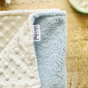 Couverture douce,chaude pour l'hiver en sherpa de teinte bleu et minky ivoire par Bébé Ô Chaud - Fait au Québec - zoom