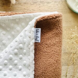 Couverture douce,chaude pour l'hiver en sherpa de teinte caramel et minky ivoire par Bébé Ô Chaud - Fait au Québec - zoom