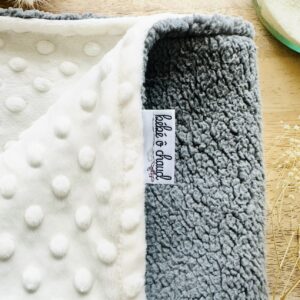 Couverture douce,chaude pour l'hiver en sherpa de teinte grise et minky ivoire par Bébé Ô Chaud - Fait au Québec - zoom
