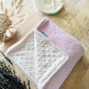 Couverture douce,chaude pour l'hiver en sherpa de teinte rose et minky ivoire par Bébé Ô Chaud - Fait au Québec
