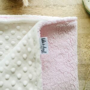 Couverture douce,chaude pour l'hiver en sherpa de teinte rose et minky ivoire par Bébé Ô Chaud - Fait au Québec - zoom